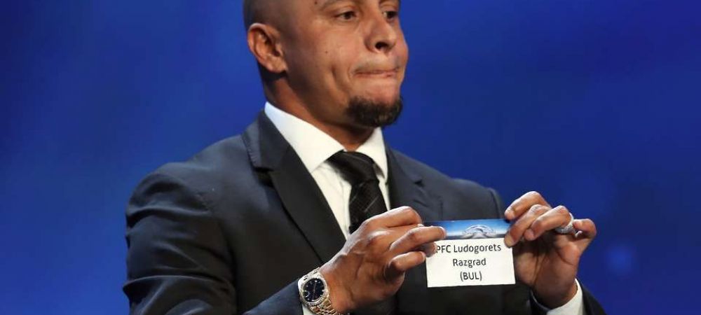 <span style="color:#f00;">Gestul ciudat al lui Roberto Carlos</span> in timpul tragerii la sorti pentru grupele Champions League! <span style="color:#f00;">Ce a facut fostul mare jucator</span>