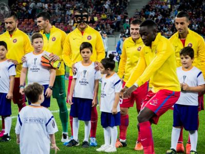 Faza Haioasa Care Nu S A Vazut La Tv Un Pusti S A Emotionat Cand I A Vazut Pe Toti Jucatorii Stelei Aliniati Pe Gazon Hai Vino Aici Sa Facem Poza Sport Ro