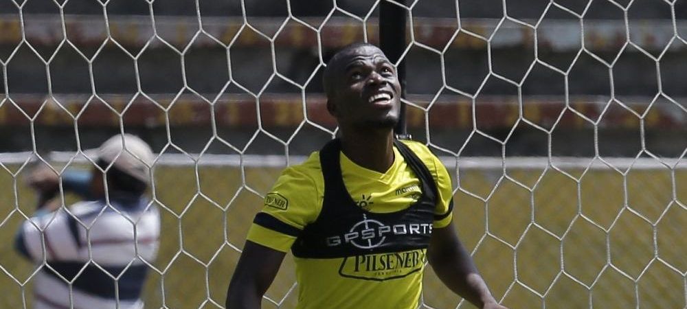 <span style="color:#f00;">Ridicat de mascati din cantonamentul nationalei. </span>Enner Valencia, de la Everton, luat pe sus in timpul antrenamentului. Ce s-a intamplat