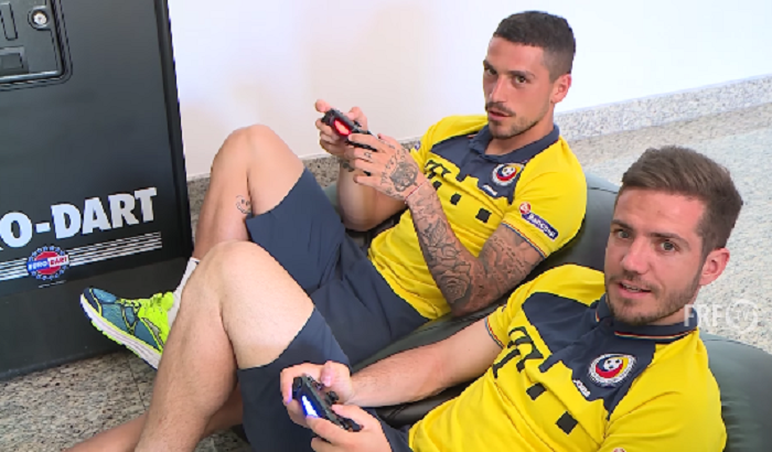 <span style="color:#f00;">Super VIDEO: Stanciu si Chipciu au jucat FIFA 17 </span>in cantonament! Ce echipe si-au ales si cine a batut