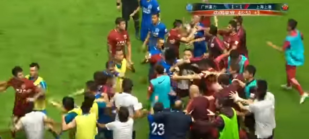 Asa arata fotbalul miliardarilor din China! <span style="color:#f00;">Oscar a provocat o bataie MONSTRU pe teren.</span> VIDEO