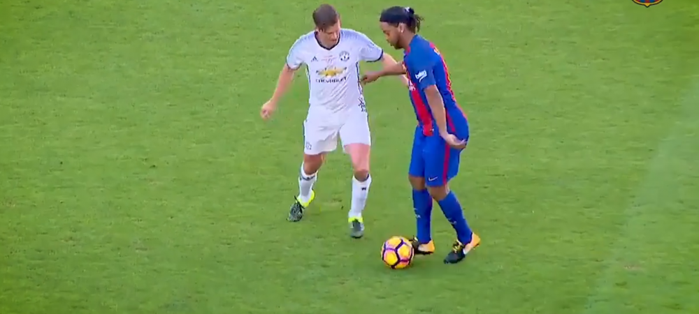Ronaldinho a reusit aseara un nou dribling fabulos! <span style="color:#f00;">Ce i-a facut adversarului cand a vrut sa ii ia mingea. VIDEO</span>