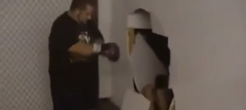 <span style="color:#f00;">"Daca-ti dau un pumn, te bag prin zidul ala" </span>VIDEO: cat de mult adevar e in aceasta expresie :))