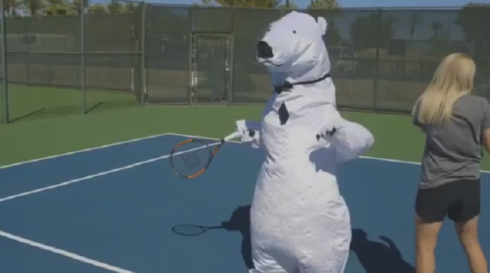Pare incredibil, dar ursul din imagine<span style="color:#f00;"> este chiar Simona Halep :)) "Stati putin ca nu prea vad!" SUPER VIDEO</span>