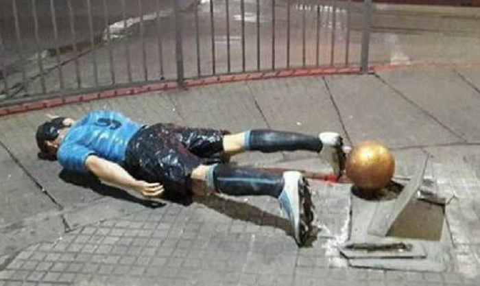 Statuia lui Suarez, rupta de mahmura azi dimineata: <span style="color:#f00;">"Am fost la nunta lui Messi, ma intorc in curand!" :)</span>