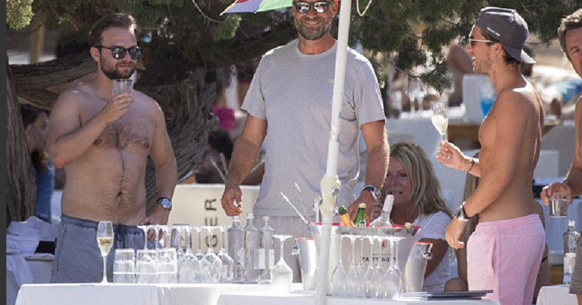 GENIAL! <span style="color:#f00;">Klopp s-a dus la Ibiza cu o palarie de soare din OBOR! </span>:)) Cum a aparut pe plaja