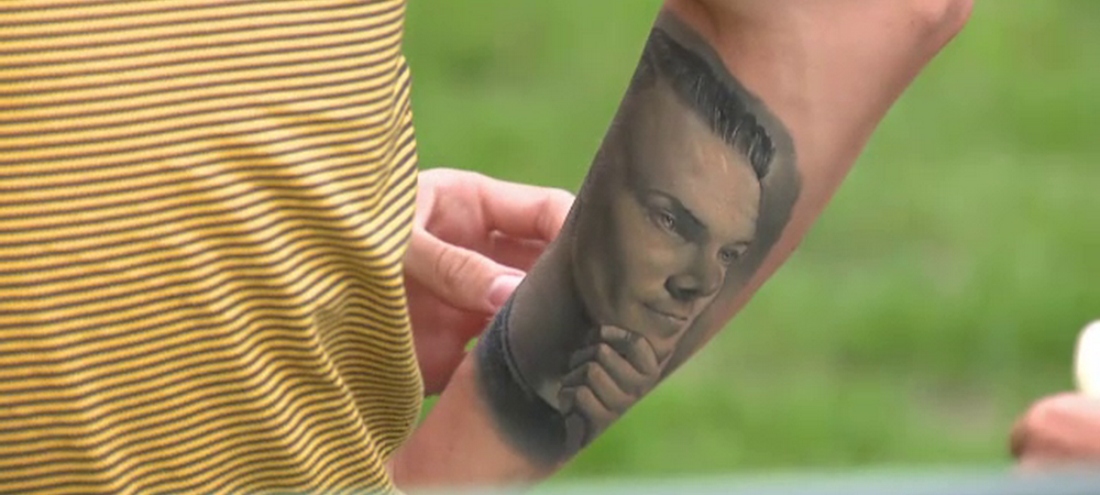 <span style="color:#f00;">De ce si-a tatuat un jucator de la Steaua CHIPUL fratelui pe brat! </span>FOTO