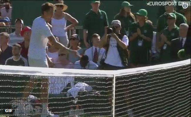 <span style="color:#f00;">Moment halucinant la Wimbledon! Un jucator a aruncat cu MONEDE spre arbitru:</span> "Esti corupta!" VIDEO
