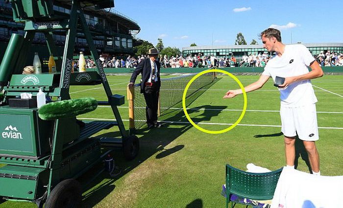 Cu ce amenda s-a ales rusul care<span style="color:#f00;"> a aruncat cu bani in arbitru la Wimbledon VIDEO </span>