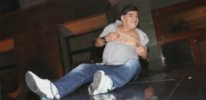 Gigi Becali e mic copil :) Maradona s-a urcat beat pe masina <span style="color:#f00;">si si-a rupt camasa de pe el in timp ce canta cu napoletanii VIDEO</span>