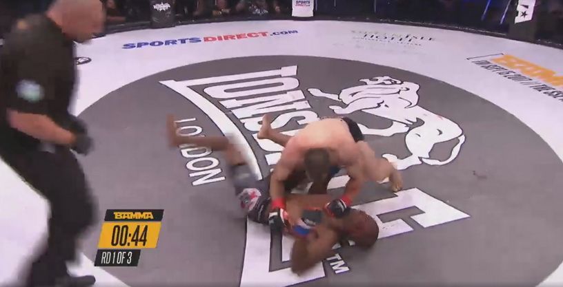 <span style="color:#f00;">Victorie FANTASTICA a lui Pascu!</span> Romanul care se antreneaza cu McGregor si-a DISTRUS adversarul, arbitrul a trebuit sa intervina! <span style="color:#f00;">VIDEO</span>