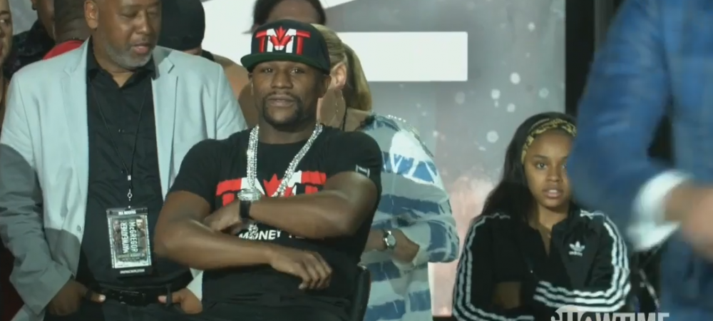 Moment uluitor la conferinta de presa. <span style="color:#f00;">Reactia lui Mayweather cand McGregor il injura de familie de fata cu fiica lui.</span> VIDEO