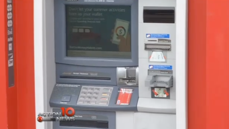 A mers la bancomat si in loc de bani a primit un biletel! A avut un soc cand a citit ce scria