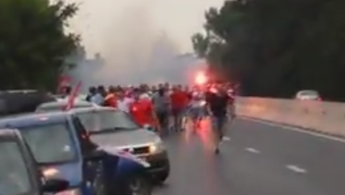 <span style="color:#f00;">FOTO: Suporterii dinamovisti au blocat o banda pe DN1!</span> Deplasare spectaculoasa la Ploiesti
