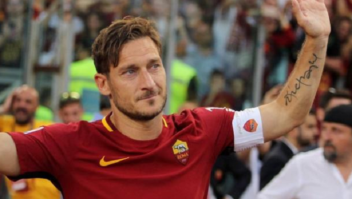 Nu a putut sa isi tradeze marea iubire! Totti s-a razgandit: nu mai vrea sa joace fotbal si <span style="color:#f00;">asteapta oferta DE LA ROMA: "Sunt la dispozitia voastra!"</span>