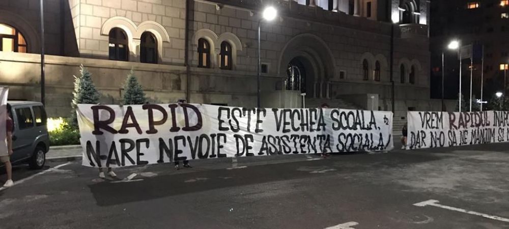 <span style="color:#f00;">Rapid nu se preda politic! </span>Fanii giulesti au protestat la miezul noptii in fata Primariei Sectorului 1
