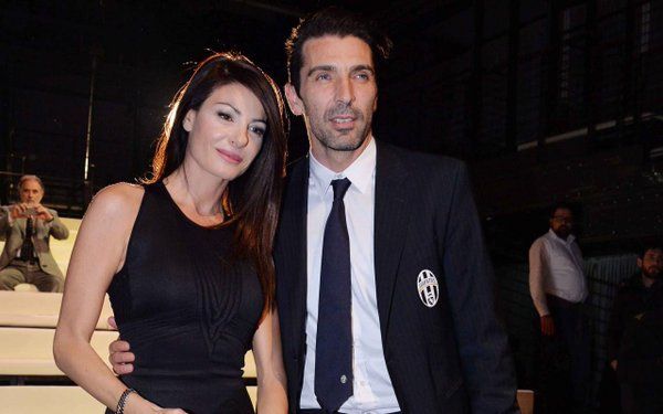 <span style="color:#f00;">Photoshop sau unghi nefavorabil? :)) </span>Cum a fost surprins Buffon alaturi de iubita lui pe yacht! <span style="color:#f00;">FOTO</span>