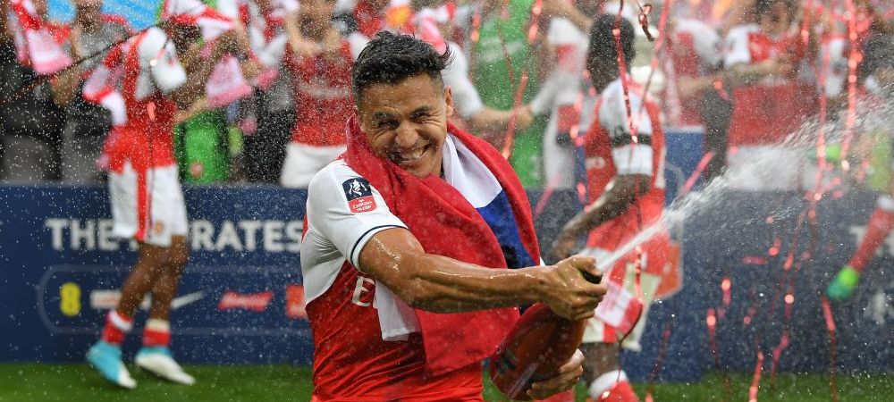 <span style="color:#f00;">N-a semnat cu Arsenal, dar a semnat-o pe ea! :)</span> Alexis Sanchez are o noua iubita super sexy: FOTO