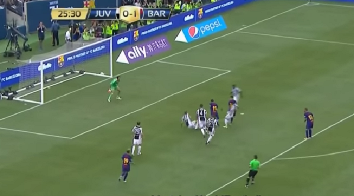 Un fundas de la Juve, doi fundasi de la Juve, trei fundasi de la Juve, patru...<span style="color:#f00;"> Neymar, pur si simplu genial: a insirat toata apararea pentru un gol de poveste! VIDEO</span>