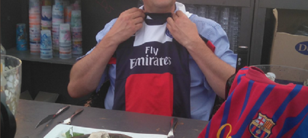 <span style="color:#f00;">Ingrozitor! Un primar din Franta a mancat un SOBOLAN, </span>dupa ce a pierdut un pariu pe PSG - Barcelona! "A avut gust de iepure, dar nu mai fac in viata mea pariuri!"
