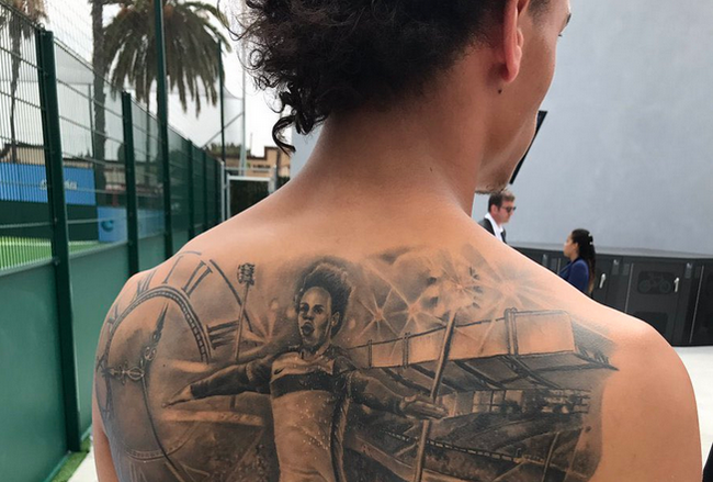 <span style="color:#f00;">"Cum sa faci asa ceva!?" </span>Sane si-a facut un tatuat unic pe tot spatele! Ce si-a desenat