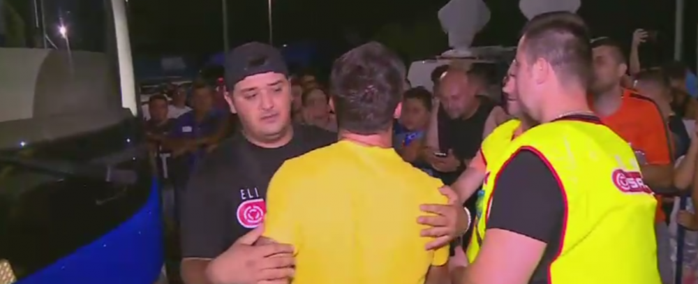 <span style="color:#f00;">Au sarit sa-l INJURE in timp ce facea poze cu copiii!</span> Ce a patit stelistul Enache la finalul meciului