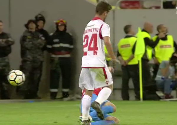 Faza care ar fi schimbat derbyul: Benzar a intrat dur la Nascimento, dar Kovacs l-a iertat de rosu!<span style="color:#f00;"> Trebuia eliminat? </span>