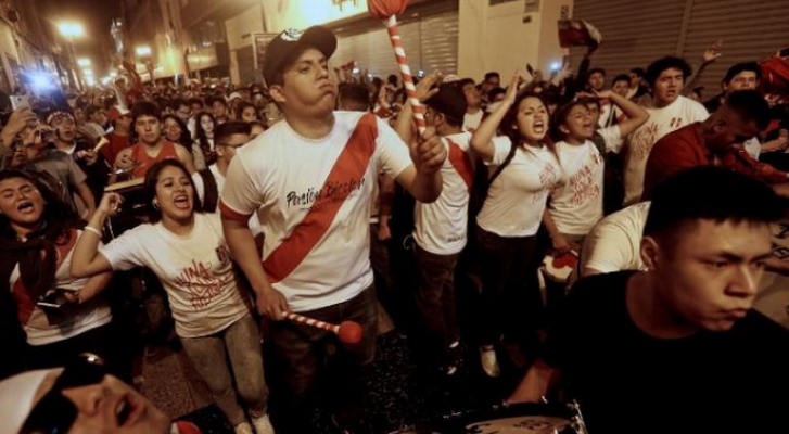 Imagini incredibile! <span style="color:#f00;">Fanii peruvieni au provocat un CUTREMUR dupa calificarea nationalei lor la Mondial:</span> VIDEO