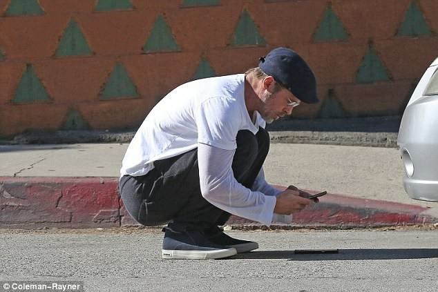 <span style="color:#f00;">FOTO | </span>Brad Pitt, implicat intr-un accident cu trei masini in Los Angeles! Reactia starului de la Hollywood
