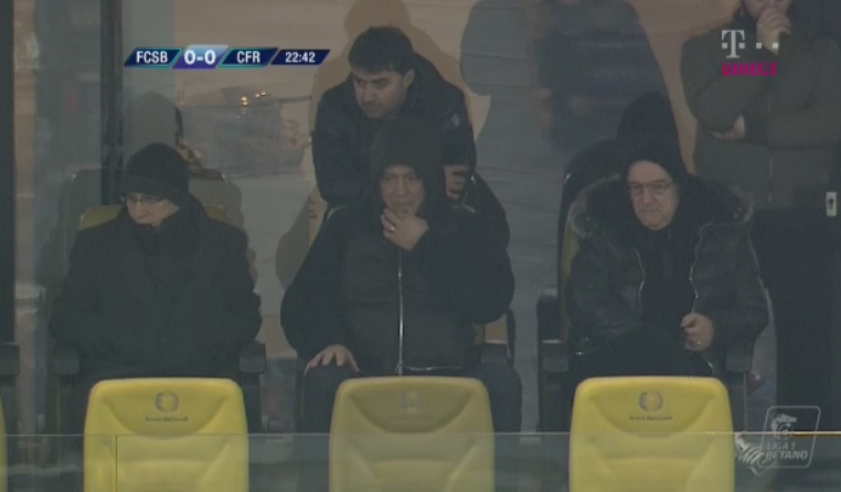 Men in black! Imagine amuzanta pe National Arena: conducerea Stelei,<span style="color:#f00;"> zgribulita de frig! Lutu sta in picioare si rezista :)</span>