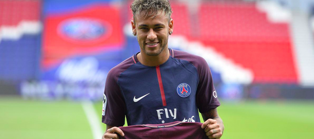 Neymar isi revine dupa accidentarea de saptamana trecuta si <span style="color:#f00;">se recupereaza alaturi de iubita lui in Brazilia </span>