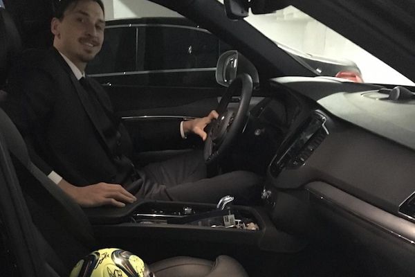 Zlatan poate acum sa-l provoace pe Alibec la o "liniuta". <span style="color:#f00;">Ce masina de 290.000 de euro si-a luat Ibra: FOTO</span>