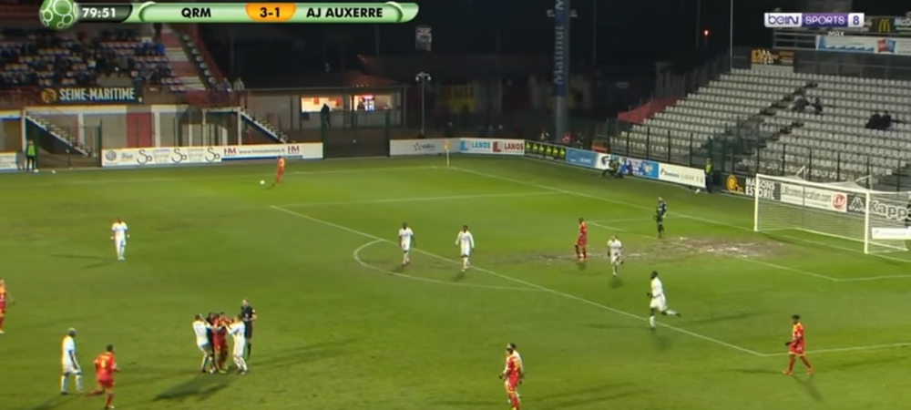 VIDEO ULUITOR: <span style="color:#f00;">doi jucatori de la Auxerre, eliminati dupa ce s-au luat la bataie! </span>Adversarii au sarit sa-i desparta!