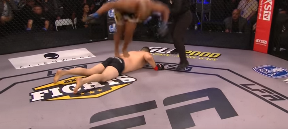 <span style="color:#f00;">Si-a facut adversarul KO, insa a fost descalificat pentru ca l-a UMILIT! </span>Gest ULUITOR al unui luptator MMA! VIDEO