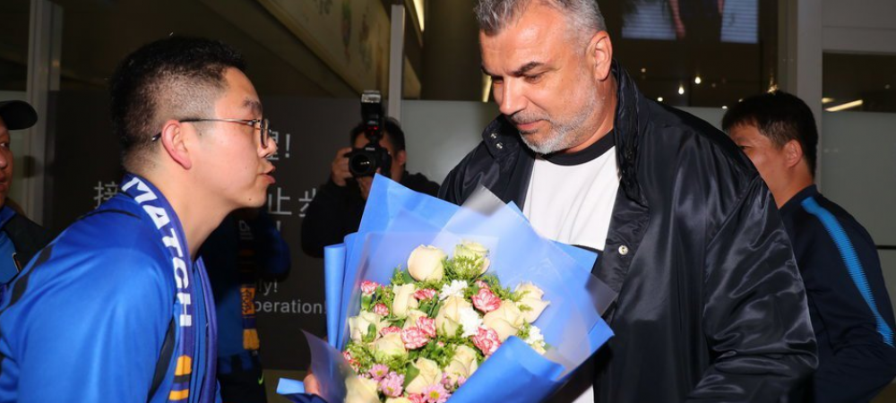 <span style="color:#f00;">FOTO Olaroiu, primit ca o supervedeta in China!</span> Chinezii l-au asteptat cu flori pe antrenorul chemat sa-i salvez