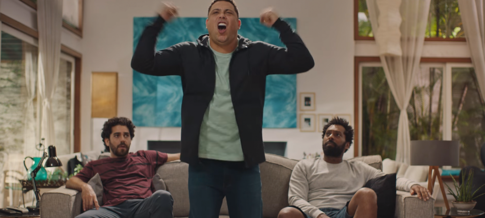 <span style="color:#f00;">"Ai innebunit?! Cum sa te bucuri la golul Argentinei?!"</span> Ronaldo, intr-o reclama care face senzatie in America de Sud, inaintea Mondialului