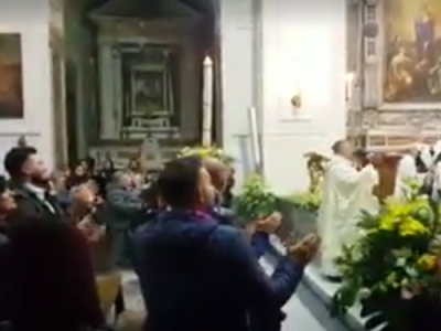 Religia Fotbal Un Preot Din Napoli A Inceput Sa Cante Ca In Peluza La Slujba De Paste Toata Lumea In Picioare Video Sport Ro