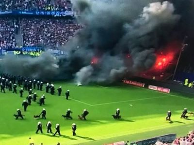 Momente Socante Dupa Retrogradarea Lui Hamburg Au Dat Foc La Peluza Imagini Incredibile In Germania Sport Ro