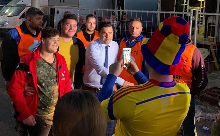 ROMANIA 0-0 SERBIA | <span style="color:#f00;">Gest impresionant al lui Contra dupa meci: a stat jumatate de ora cu fanii la poze, desi abia se tinea pe picioare</span>