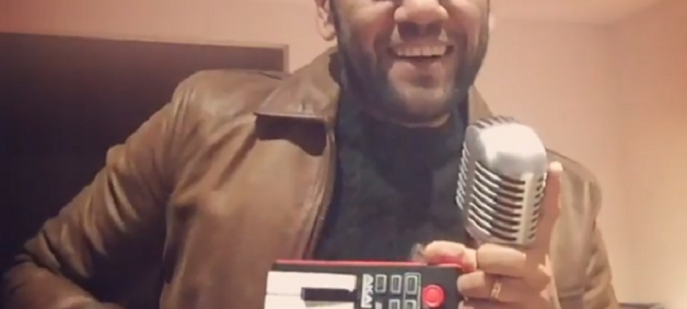 <span style="color:#f00;">Nebunia lu' Alves :))</span> Brazilianul a dat mingea de fotbal pe acordeon si a cantat din suflet. Ce i-a iesit: VIDEO