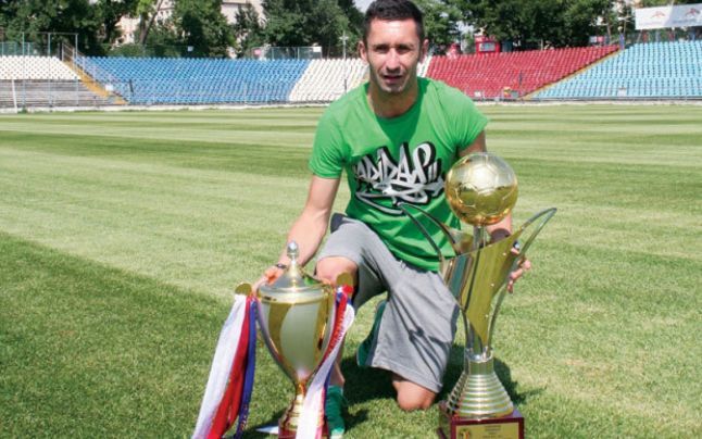 Un campion al Romaniei e antrenor din Liga a 3-a si jucator in a 4-a! GENIAL: <span style="color:#f00;">echipa pe care o antreneaza are mai putine goluri decat a dat el pentru echipa la care joaca :))</span>