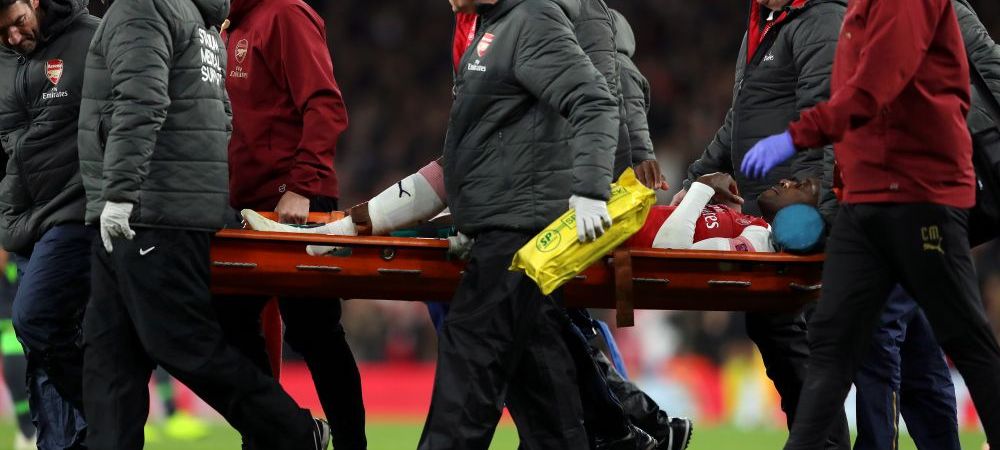 <span style="color:#f00;">Imagini IMPOSIBIL de privit! Welbeck SI-A RUPT piciorul si rateaza tot sezonul!</span> Reactia de groaza a jucatorilor lui Arsenal cand au vazut accidentarea