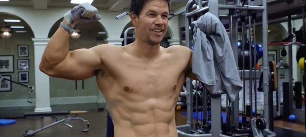 <span style="color:#f00;">Se trezeste in fiecare dimineata la 2.30 si incepe antrenamentul! </span>Transformarea incredibila a lui Mark Wahlberg! <span style="color:#f00;">Cum a ajuns un PACHET DE MUSCHI la 47 de ani</span>