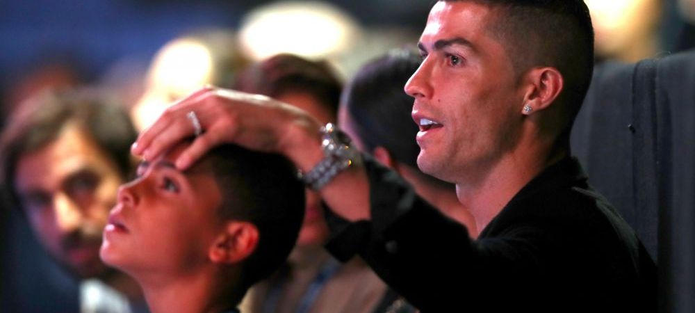 Cum s-a distrat Cristiano Ronaldo la Londra! <span style="color:#f00;">Cine l-a acompaniat pe starul portughez la cina intr-un restaurant de lux</span>: Fotografia de 2 milioane de like-uri