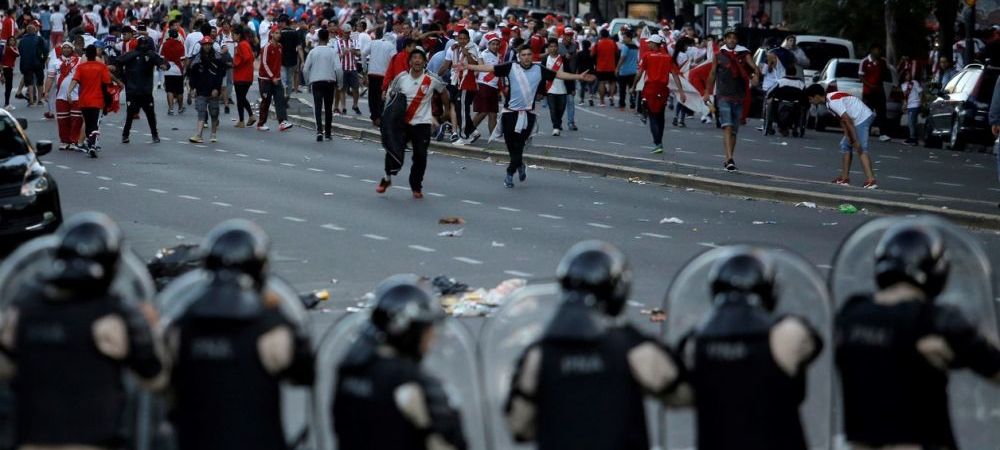 <span style="color:#f00;">FOTO | Imaginile dezastrului! 56 de fani arestati dupa o noapte DE FOC in Argentina:</span> politia a scos trupele speciale pe strazi