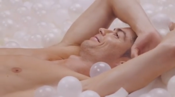 <span style="color:#f00;">VIDEO INCENDIAR cu Cristiano Ronaldo! </span>Starul portughez, in lenjerie intima in piscina cu bile pentru noul spot publicitar