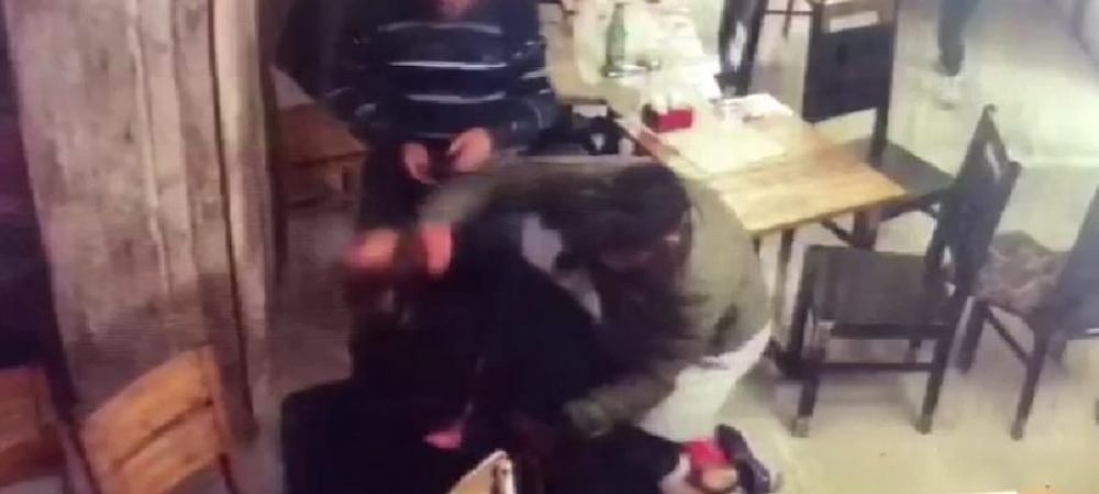 <span style="color:#f00;">Incident HALUCINANT la Craiova! </span>Un antrenor de box a fost umplut de sange intr-un bar! <span style="color:#f00;">ATENTIE, IMAGINI SOCANTE</span>