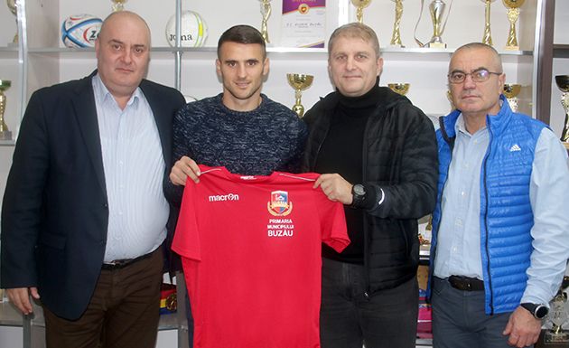 <span style="color:#f00;">Jucatorul din LIGA A 3-A care are un salariu mai mare decat jumatate dintre fotbalistii LIGII I!</span> Dezvaluiri incredibile despre atacantul care nu a facut fata la Astra