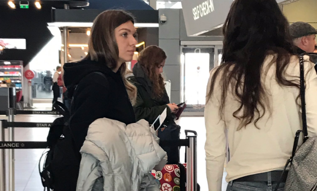 Trendsetter ;) <span style="color:#f00;">Incaltarile de 500 euro cu care Simona Halep a atras toate privirile la plecarea in Cehia!</span> FOTO