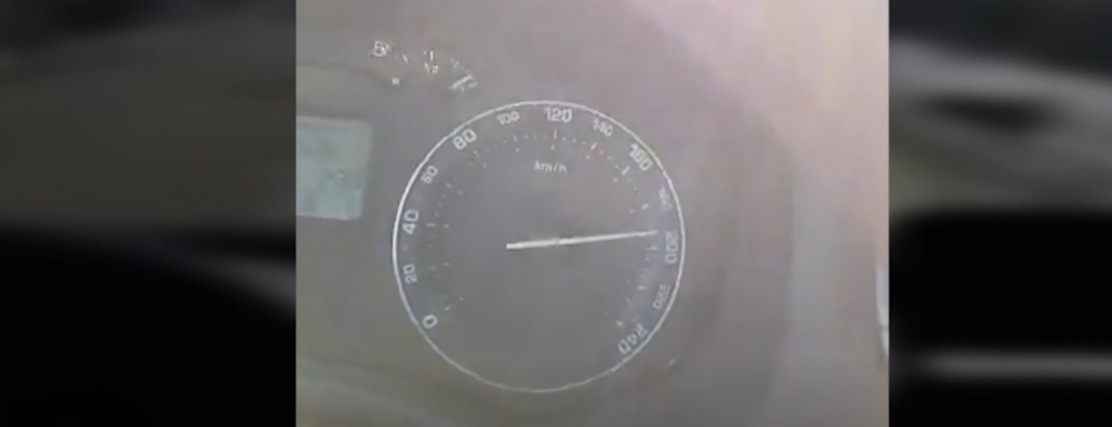 <span style="color:#f00;">A mers cu 200 km/h pe un drum national si s-a dat LIVE pe facebook!</span> Inconstienta grava a unui roman